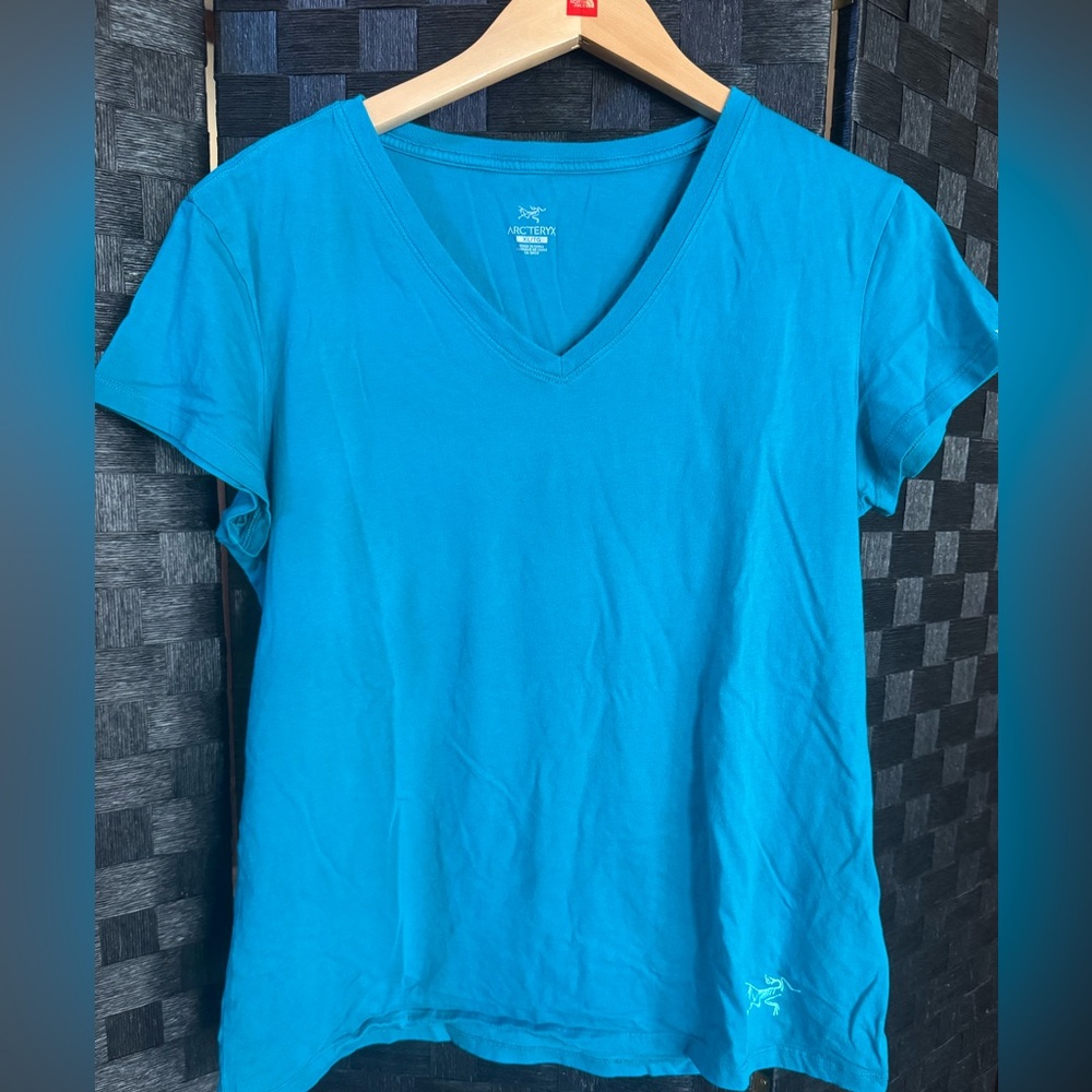 Women’s Arcteryx vneck shirt size Xl